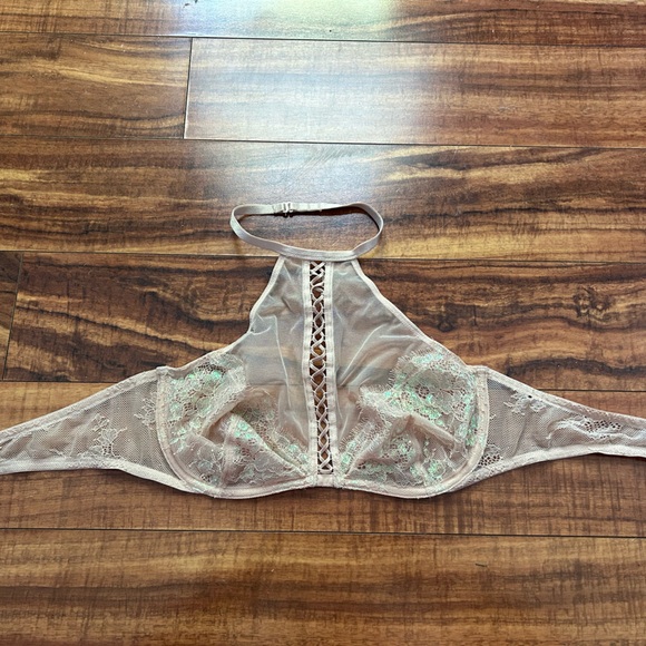 Set of two Victoria’s Secret lace bralettes - Picture 5 of 9